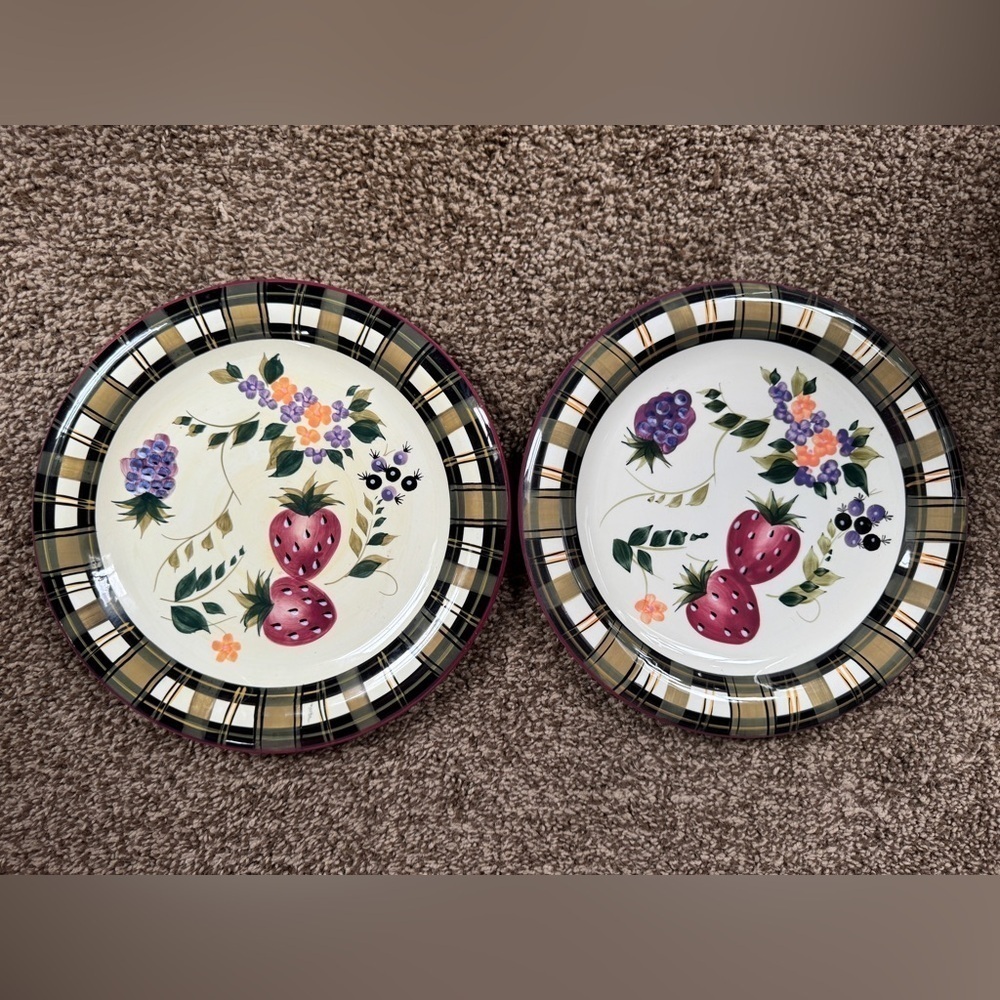 Oneida Strawberry Patch Set of 2 Dinner Plates